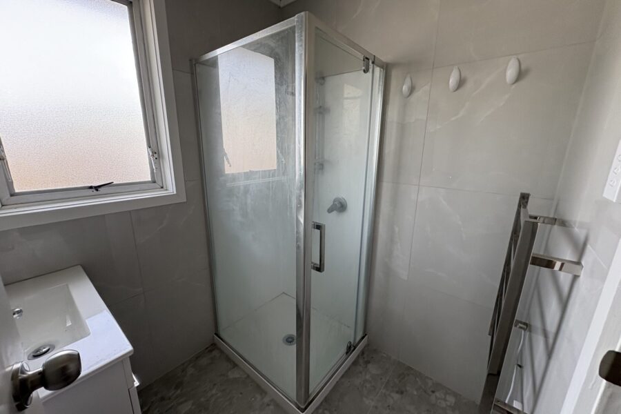 SUPER TIDY 3 BEDROOM - Image 2