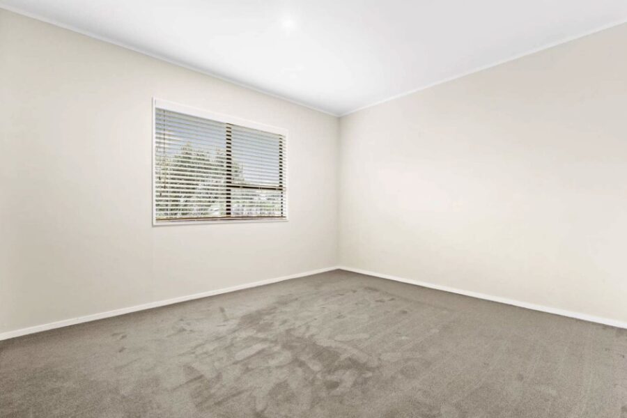 SUPER TIDY 3 BEDROOM - Image 2